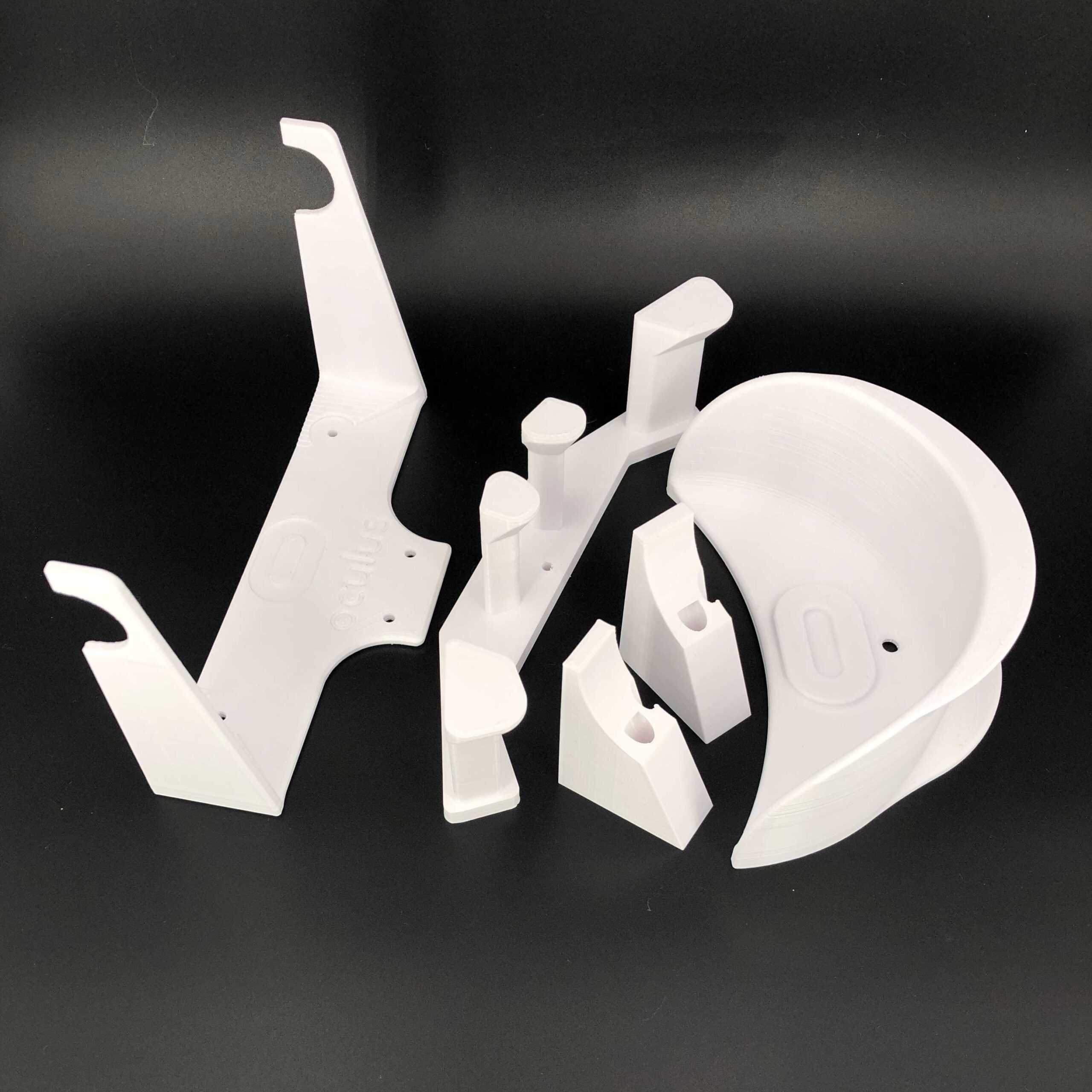3D-utskrivna oculus-tillbehör tillverkade av PLA-filament i vitt av en 3D-utskriftstjänst i Sverige